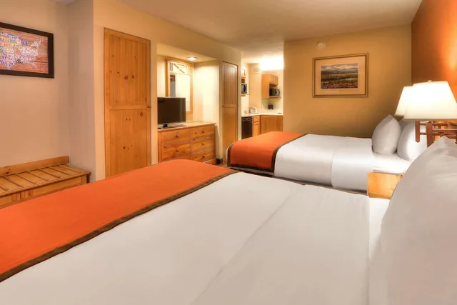 Standard, 2 Queen Beds, Econo Lodge Pigeon Forge Riverside 6/10