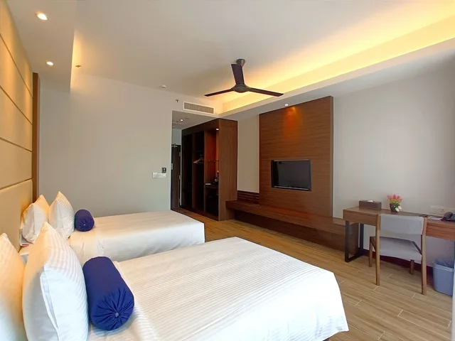 غرفة ديلوكس بسريرين منفصلين بإطلالة على المدينة، Pacific Regency Beach Resort Port Dickson 2/3