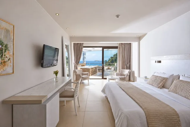 جناح جونيور بسرير كوين بجاكوزي، Kassandra Bay Resort, Suites and Spa 2/5