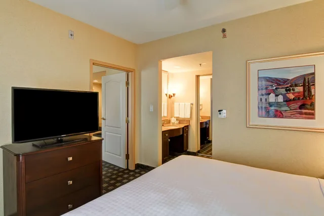 Suite, King Bed, Sofa, Kitchen, Homewood Suites By Hilton Toronto Mississauga 3/4