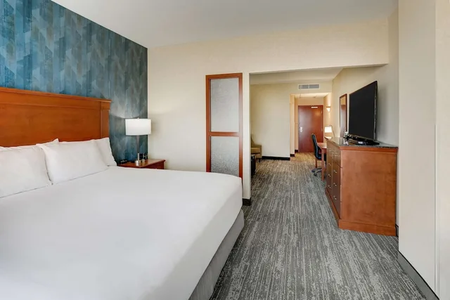 غرفة بسرير كينج مع أريكة، Drury Inn Suites Denver Westminster 1/8