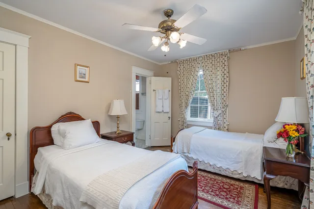 2 Bedrooms, William and Mary, Suite, Queen and Twin Beds، Cedars of Williamsburg Bed & Breakfast 2/4
