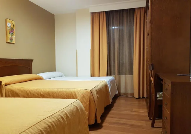 غرفة ثلاثية، Hotel Reina Isabel 2/7