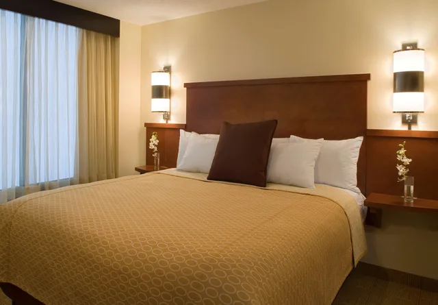 غرفة بسرير كوين مع أريكة في طابق مرتفع، Hyatt Place North Charleston 1/2