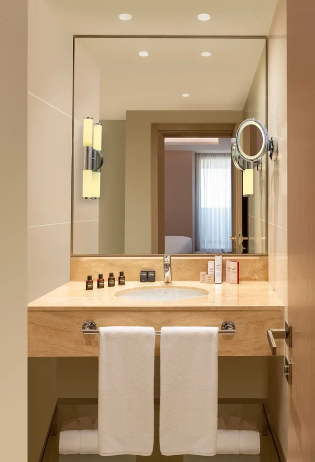 غرفة سوبيريور بسريرين منفصلين بإطلالة على المدينة، Movenpick Hotel Istanbul Bosphorus 6/7
