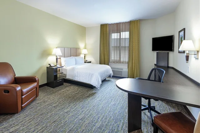 جناح بسرير كينج بغرفة نوم واحدة مع أريكة، Candlewood Suites Houston North I45 Spring An Ihg Hotel 1/3