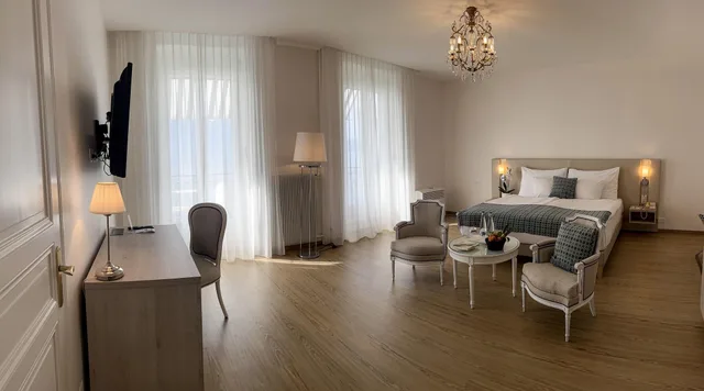 جناح جونيور بسرير كينج، Eden Palace Au Lac 1/2