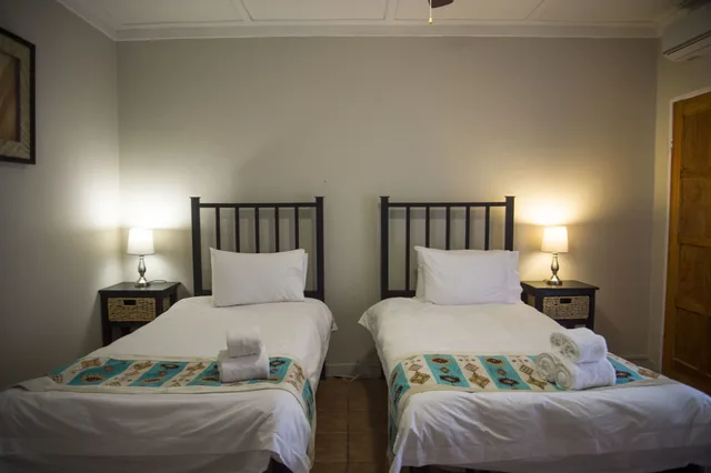 غرفة قياسية بسريرين منفصلين، Tsumeb Backpackers 2/10