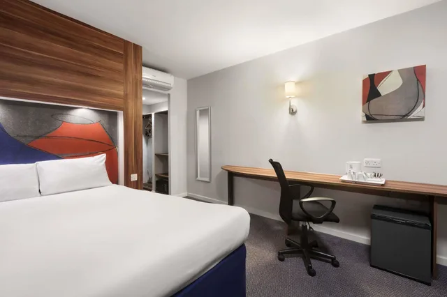 Executive, Double Bed, Ramada by Wyndham London Stansted Airport 3/7
