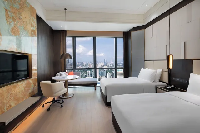 غرفة قياسية بسريرين منفصلين بإطلالة على المدينة مع دخول صالة النادي، Crowne Plaza Shenzhen Nanshan 2/5