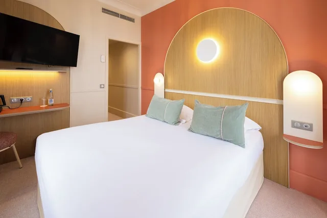 غرفة سوبيريور بسرير مزدوج أو سريرين منفصلين بإطلالة على البحر، Hotel Vacances Bleues Le Balmoral 3/8