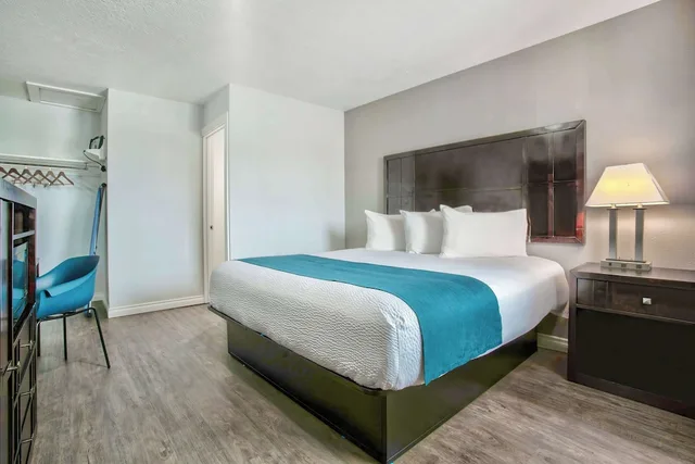 غرفة قياسية بسرير كينج، Studio6 Suites Albany, OR 4/7