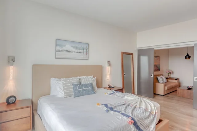 شقة ديلوكس بسرير كينج بإطلالة على البحر بغرفة نوم واحدة مع أريكة، CH Luxury Condos & Studios On The Beach 1/10