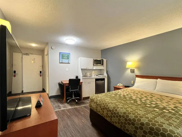 Efficiency, Queen Bed، Econo Lodge Calgary Motel Village 2/6