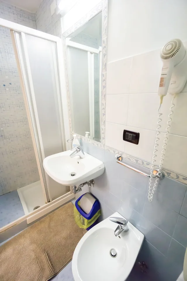 غرفة بسرير مزدوج أو سريرين منفصلين بحمام خاص، Funny Palace Hostel 5/9