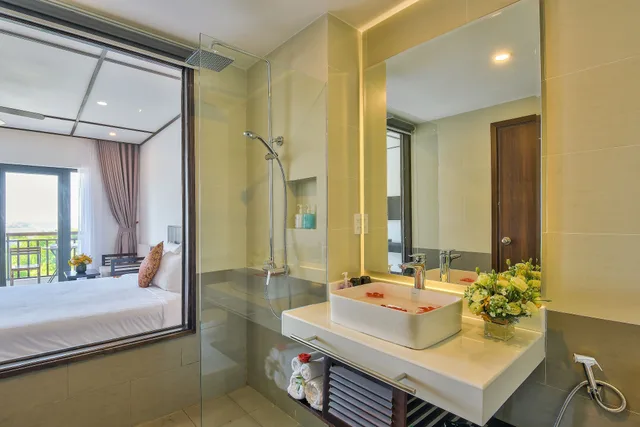 غرفة ديلوكس بسرير كينج بشرفة، White Lotus Hotel Hoian 8/8