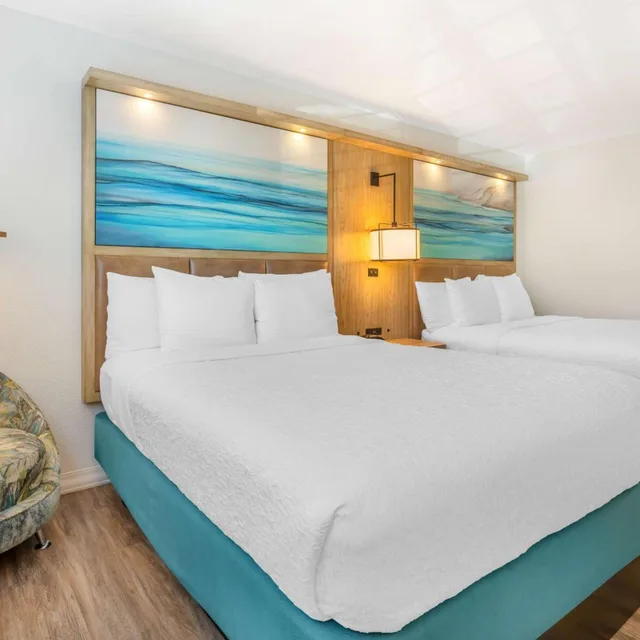 جناح بغرفتي نوم بحوض جاكوزي، Best Western Plus Capitola By the Sea Inn Suites 1/10