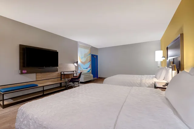 غرفة بسريرين كوين بشرفة بحوض استحمام لذوي الإعاقة، Tru by Hilton Galveston, TX 3/4