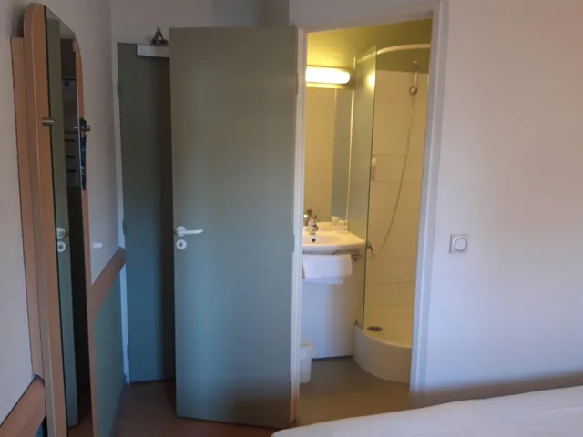 Room, Triple, Multiple Beds، Ibis Budget Versailles Chateau Saint Cyr 5/5