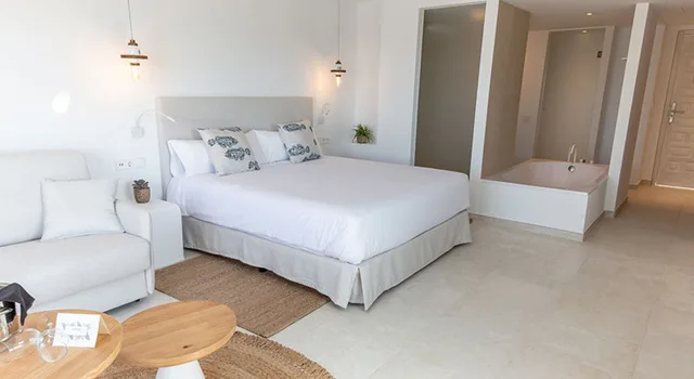 غرفة جونيور بسرير كوين بإطلالة على البحر مع أريكة، Hotel Boutique & Spa Las Mimosas Ibiza Elite Collection by Mambos Ibiza 2/4