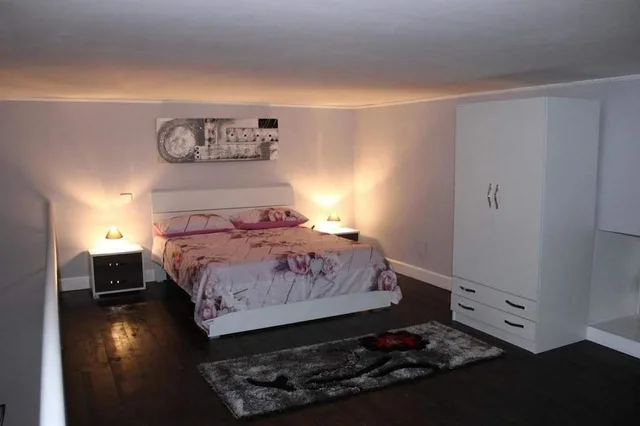 دوبلكس سوبيريور بسرير كوين بشرفة مع أريكة، B&B La Torretta Di Chiaia 1/3