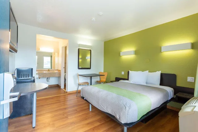 1 Full Bed - ADA/RI Shower, Smoking، Motel6 Camp Springs, DC - South Camp Springs 4/10