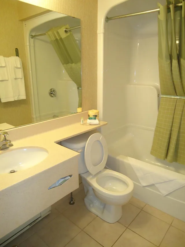 Room, King Bed, 2 Queen Beds, Super 8 By Wyndham Kingston 5/9
