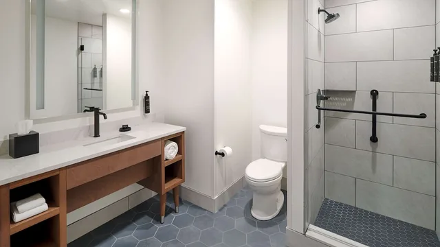 غرفة بسرير كينج بغرفة نوم واحدة بمطبخ، Rivers Edge Hotel Portland Tapestry Collection by Hilton 2/2