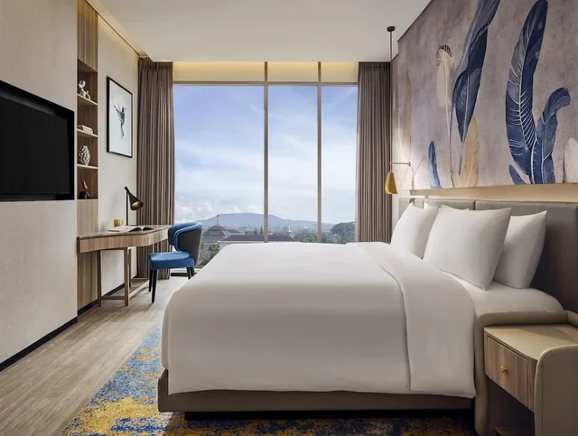 جناح ديلوكس بسرير فردي بإطلالة على المدينة بغرفة نوم واحدة، voco Bandung Setiabudi by IHG 1/3