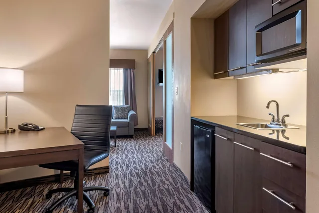 جناح بسرير كينج مع أريكة بمنطقة جلوس بجاكوزي بمطبخ صغير، Best Western Plus Bridgewater 8/8