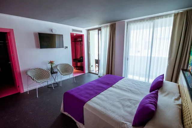 غرفة ديلوكس بسرير مزدوج بإطلالة على المدينة بشرفة، Amistat Island Hostel Ibiza 3/6