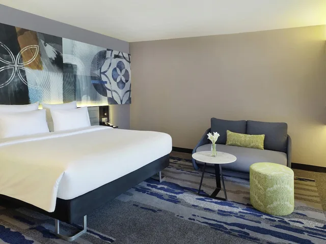 غرفة تنفيذية بسرير كينج، Novotel Suites Yogyakarta Malioboro 2/3