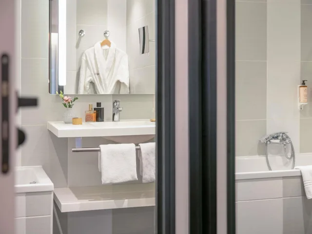 جناح عائلي بسرير كينج وسرير كوين مع أريكة في طابق مرتفع، Mercure Paris Porte De Versailles Expo 5/6