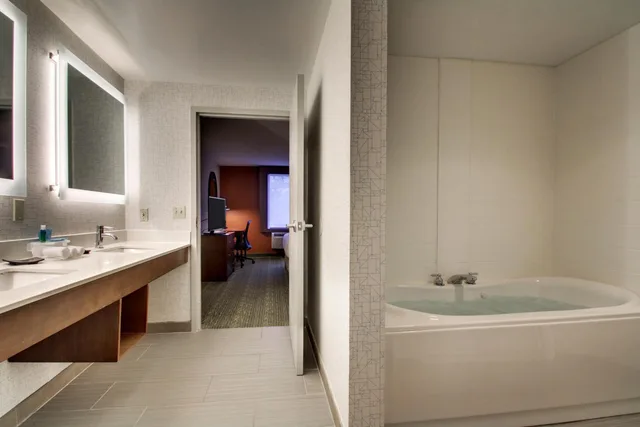 جناح بسرير كينج بجاكوزي، Holiday Inn Express & Suites Lincoln East - White Mountains 8/10