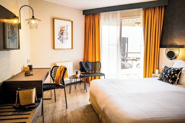 غرفة كومفورت بسرير كينج بشرفة، Hotel Valdys Thalasso & Spa - les Pins 3/7