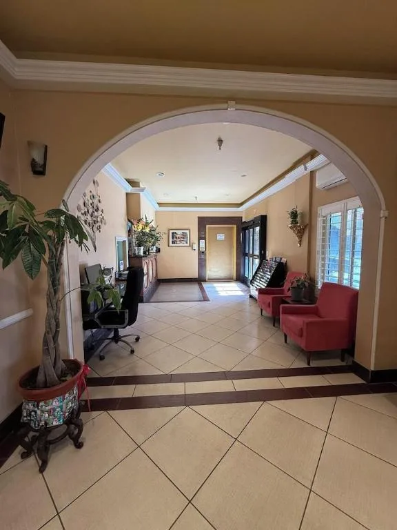 جناح بشرفة، Garvey Inn 1/2