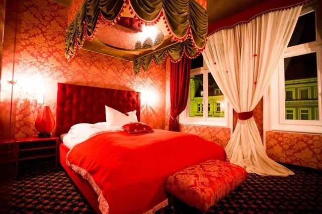 غرفة شهر العسل، Hotel Village 5/10