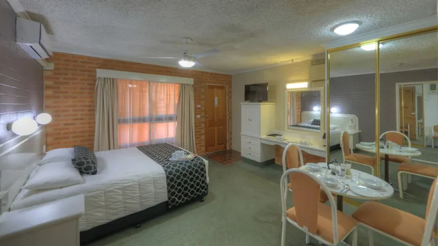 Plus, Family, 1 Queen and 3 Single Beds، COUSINS MOTOR INN 3/7