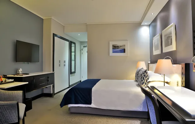 Deluxe, King Bed, The Commodore Hotel 3/4