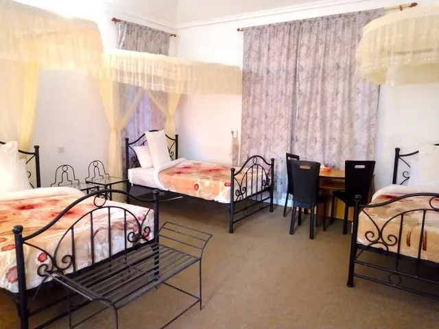غرفة عائلية بسرير مزدوج وسريرين منفصلين بإطلالة على الحديقة، Green Hills Lodge 1/3
