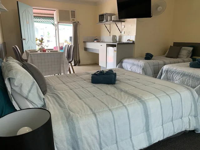 غرفة عائلية بسرير كوين وسريرين منفصلين، CENTRAL POINT MOTEL 2/3