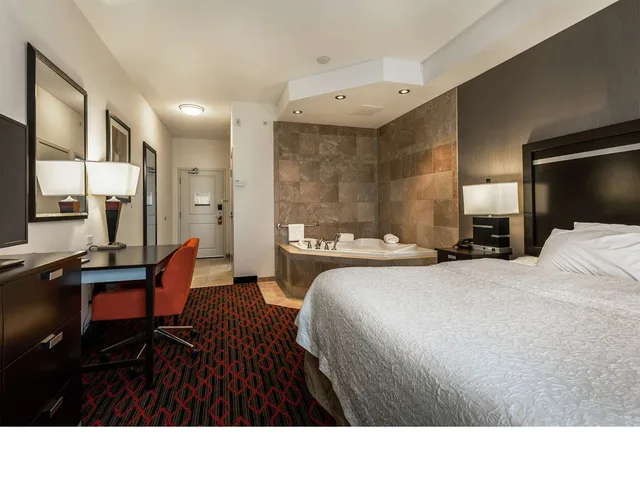 غرفة بسرير كينج بجاكوزي، Hampton Inn and Suites by Hilton Lethbridge 1/2