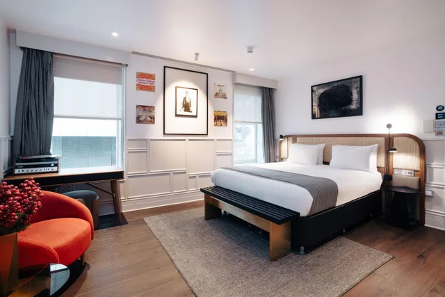 غرفة مفردة، Leicester House 1/2