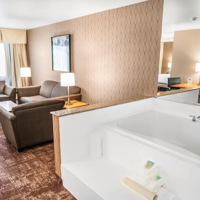 غرفة بسرير كينج بجاكوزي، Crystal Inn Hotel & Suites West Valley City 5/8