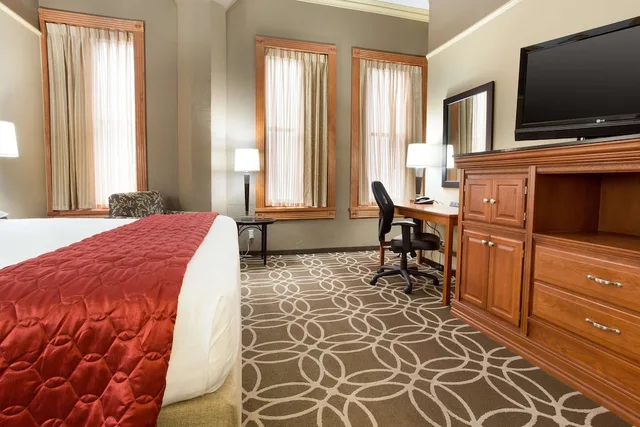 غرفة بسرير كينج بشرفة في طابق مرتفع، Drury Inn and Suites San Antonio Riverwalk 1/3