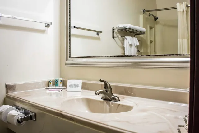 غرفة بسرير كينج بإطلالة على المسبح، Clarion Pointe Winslow I-40 4/4