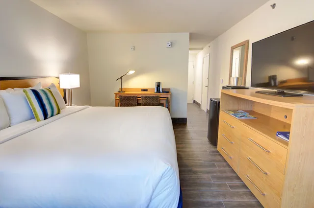 Room, Queen Bed, No Balcony, Accessible، Guy Harvey Resort St. Augustine Beach 3/5