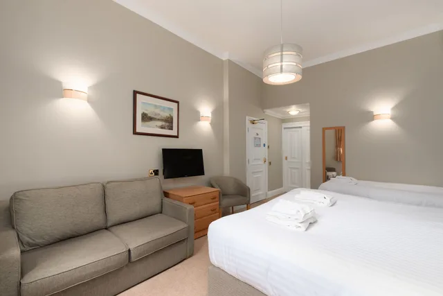 غرفة عائلية بسرير مزدوج وسرير فردي لذوي الإعاقة، Windermere Manor 4/7