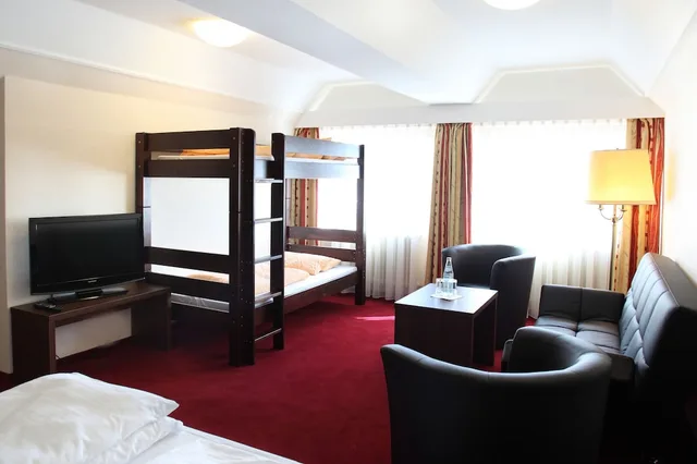 غرفة عائلية بأسرّة بطابقين وسرير كوين، Lobinger Hotel Weisses Ross 3/7