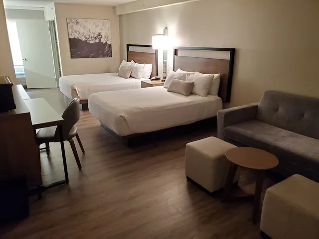 غرفة ديلوكس بسريرين كوين مع أريكة، Wyndham Garden San Diego near SeaWorld 3/6